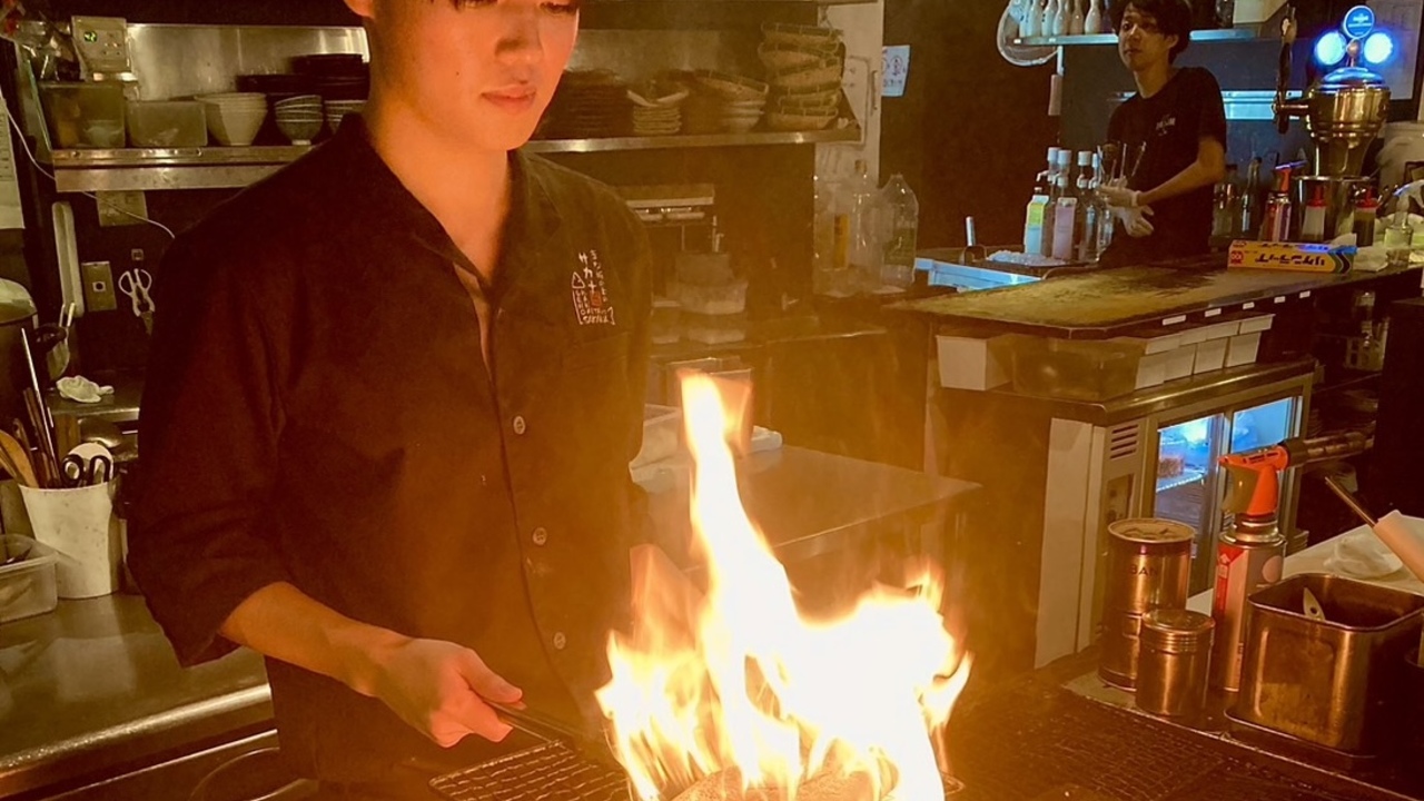 まな板の上のサカナで働く人の写真2枚目