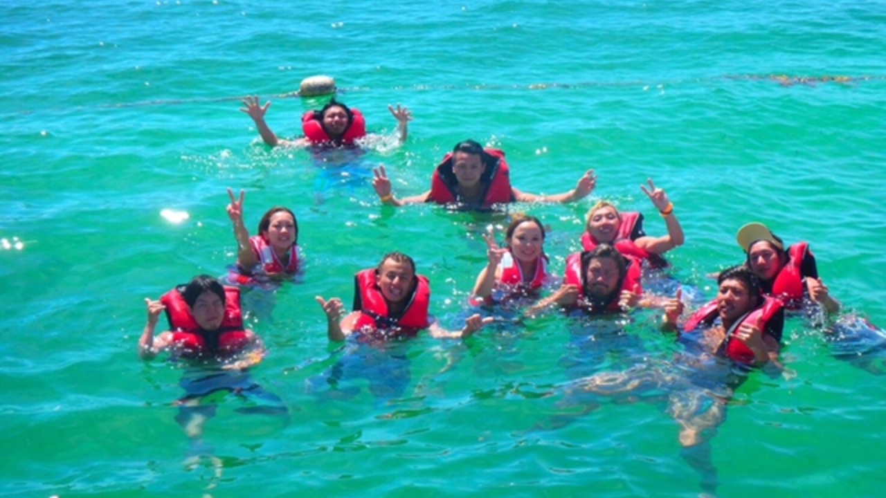 肉寿司で働く人の写真2枚目