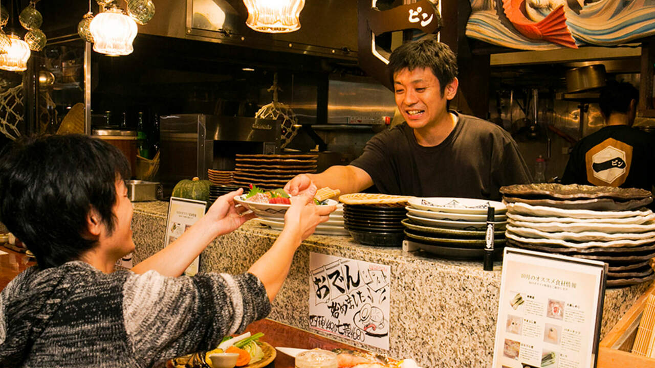 魚酒場ピンで働く人の写真1枚目