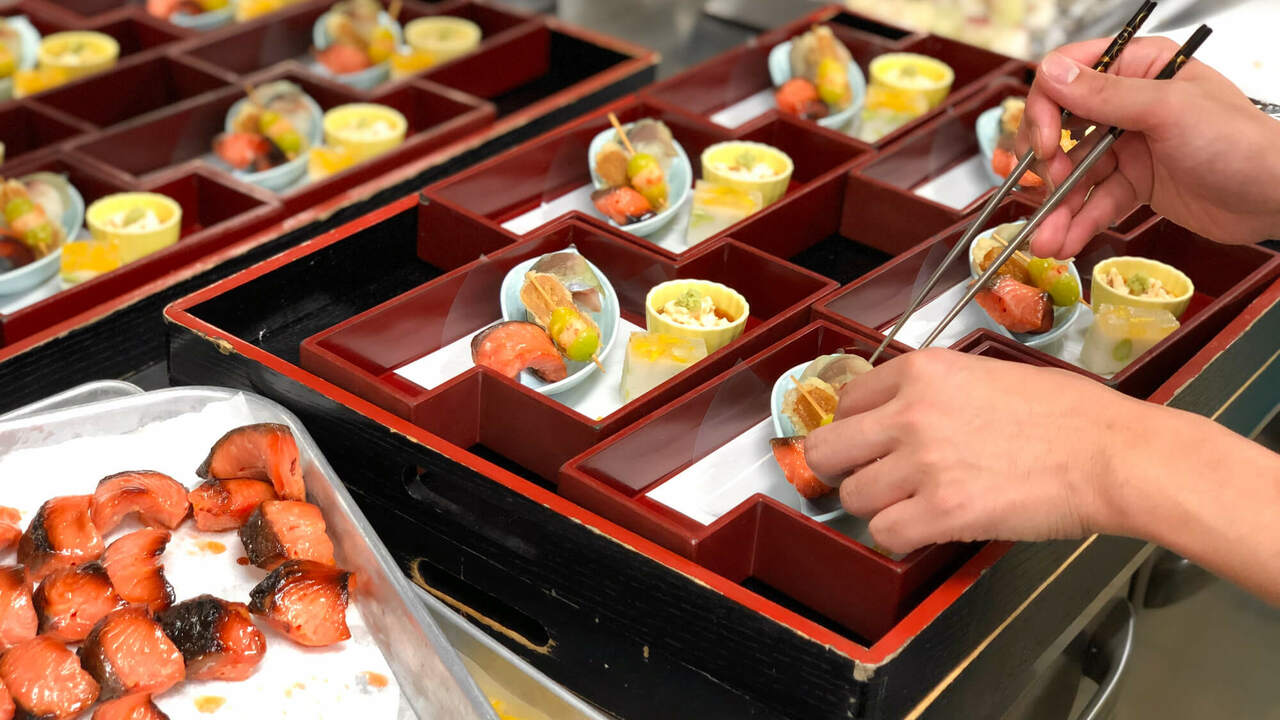 湯の宿松栄 で働く人の写真2枚目