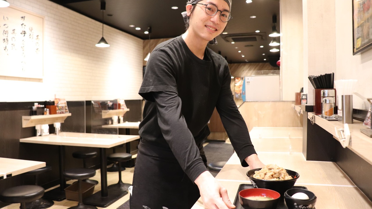 伝説のすた丼屋で働く人の写真1枚目