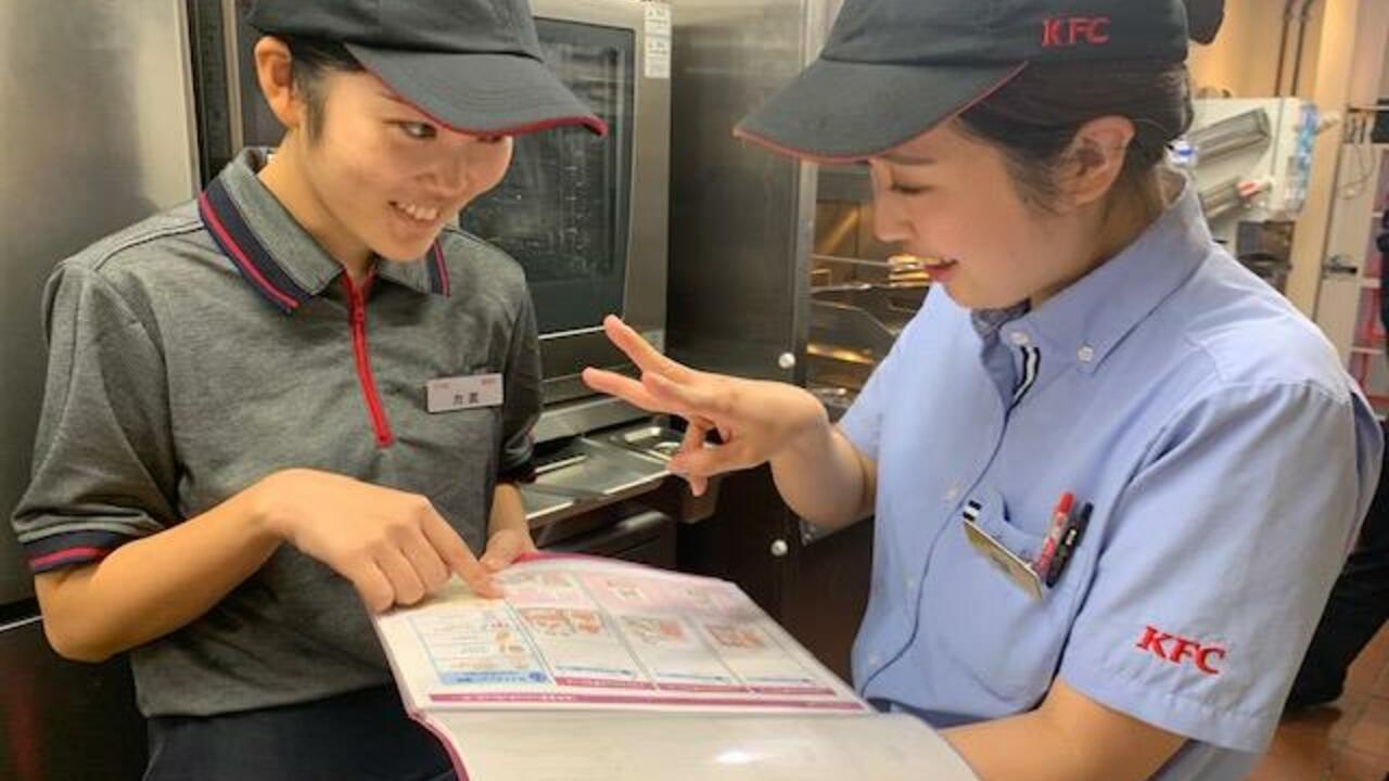 ケンタッキーフライドチキンで働く人の写真1枚目