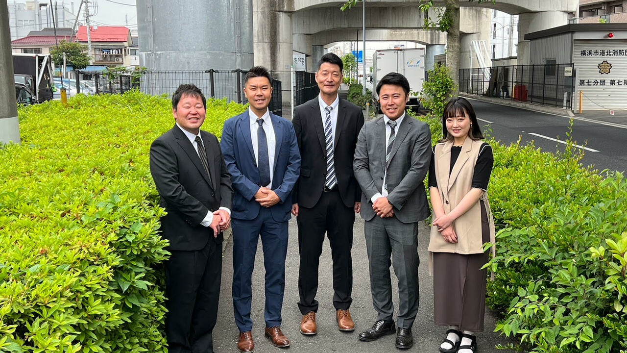 東北復興支援　出張牡蠣小屋　牡蠣奉行で働く人の写真1枚目