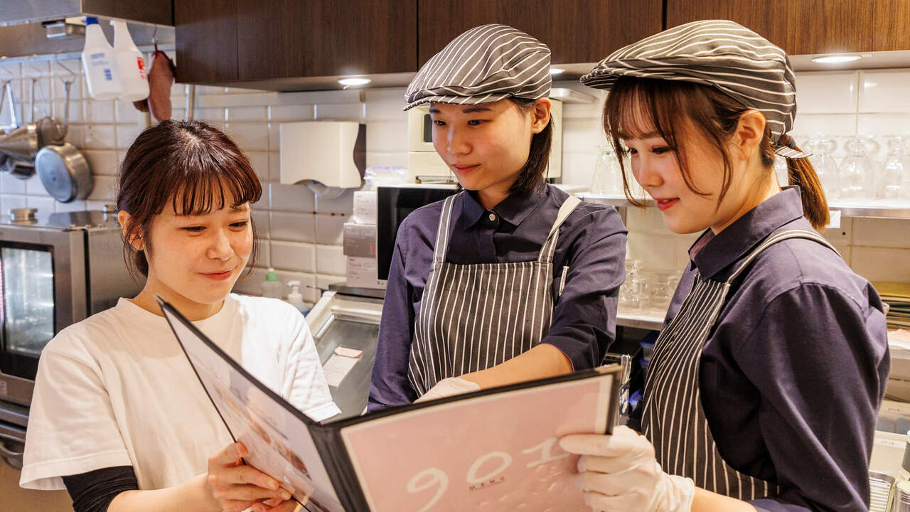 焼き鳥串くらで働く人の写真1枚目