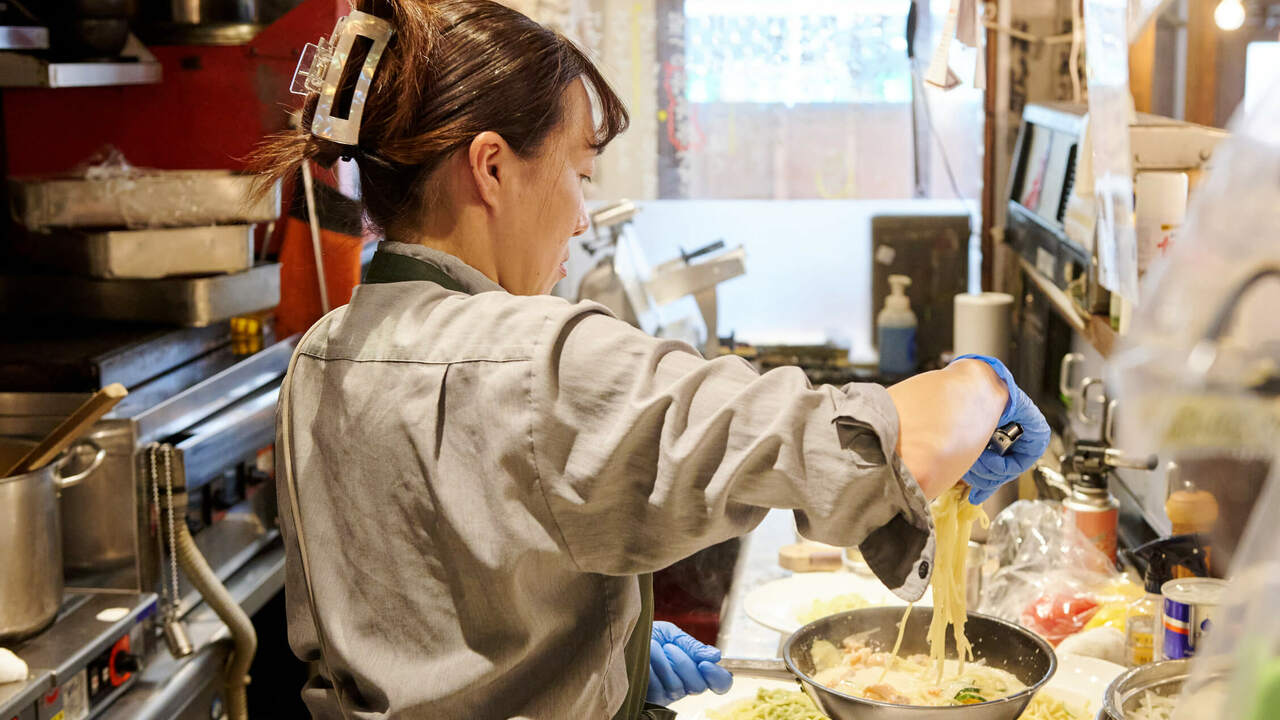 綾瀬ワインバル 八十郎商店で働く人の写真2枚目