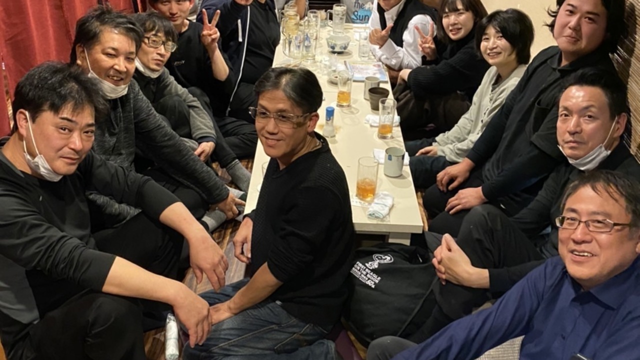 本社で働く人の写真1枚目