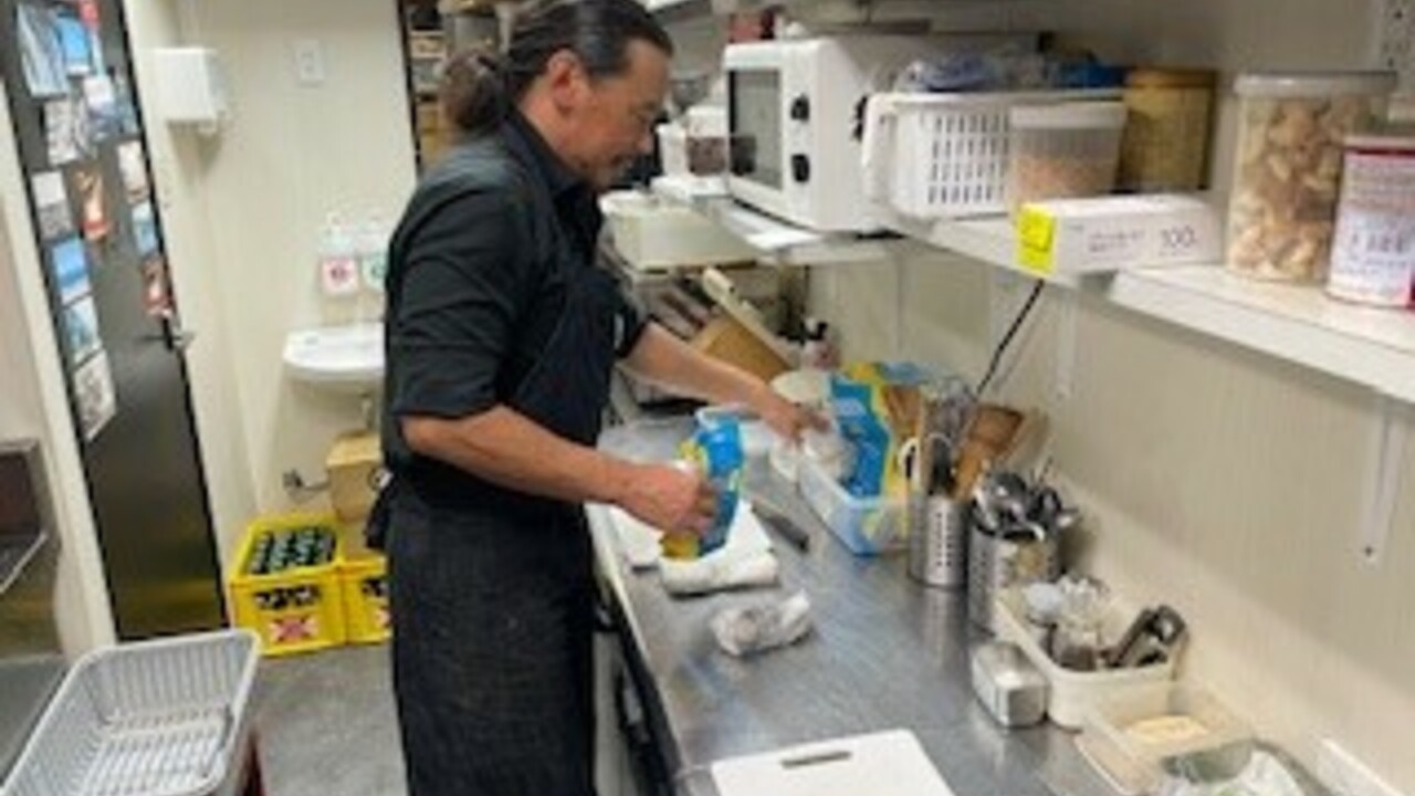 わさびで働く人の写真1枚目