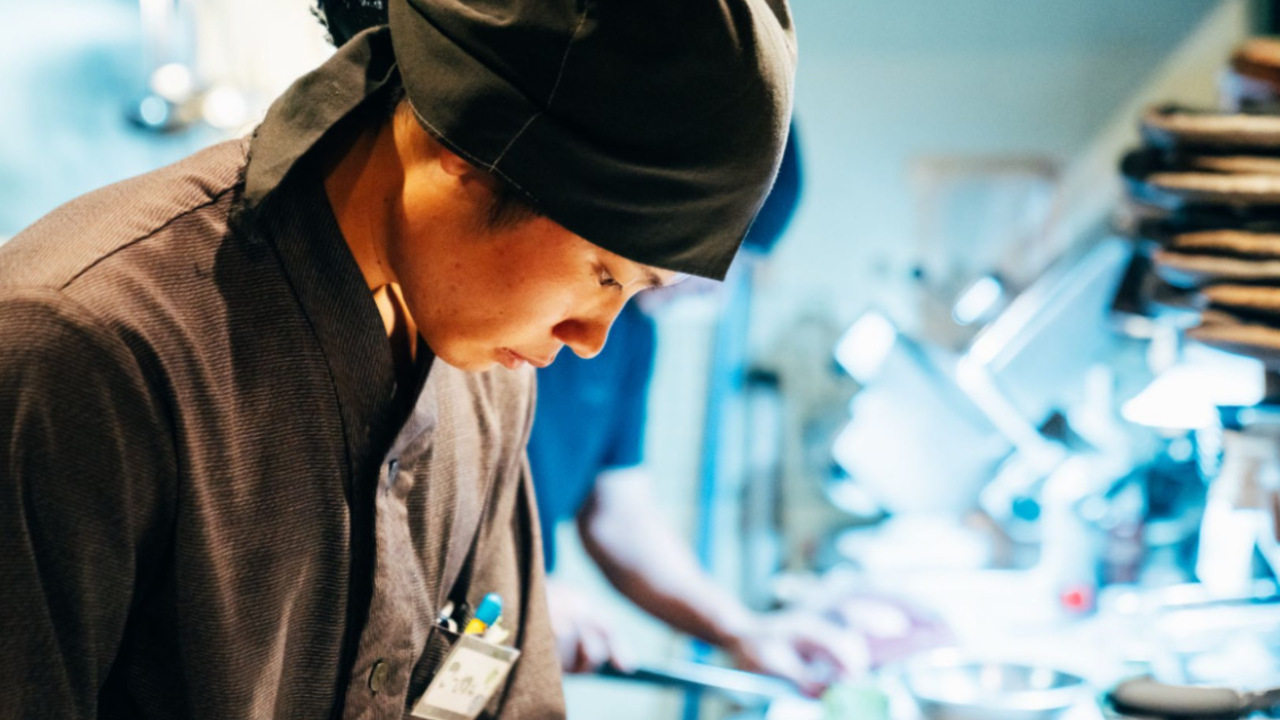 海と大地のうまいもん　源べえ で働く人の写真2枚目