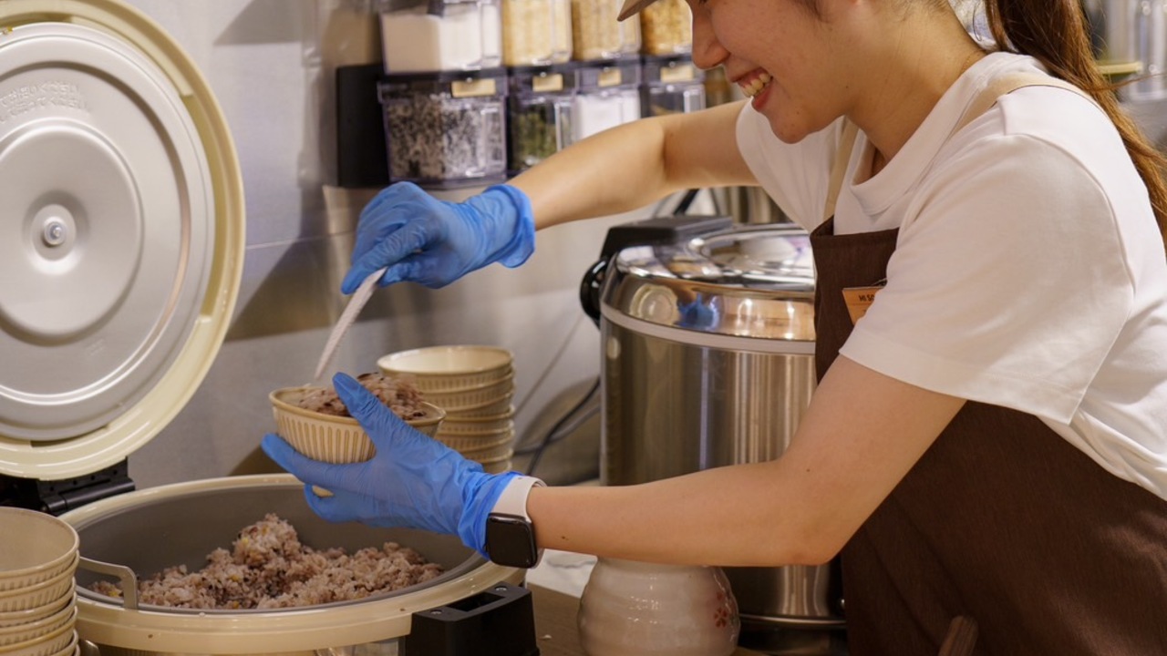 みそ糀で働く人の写真1枚目