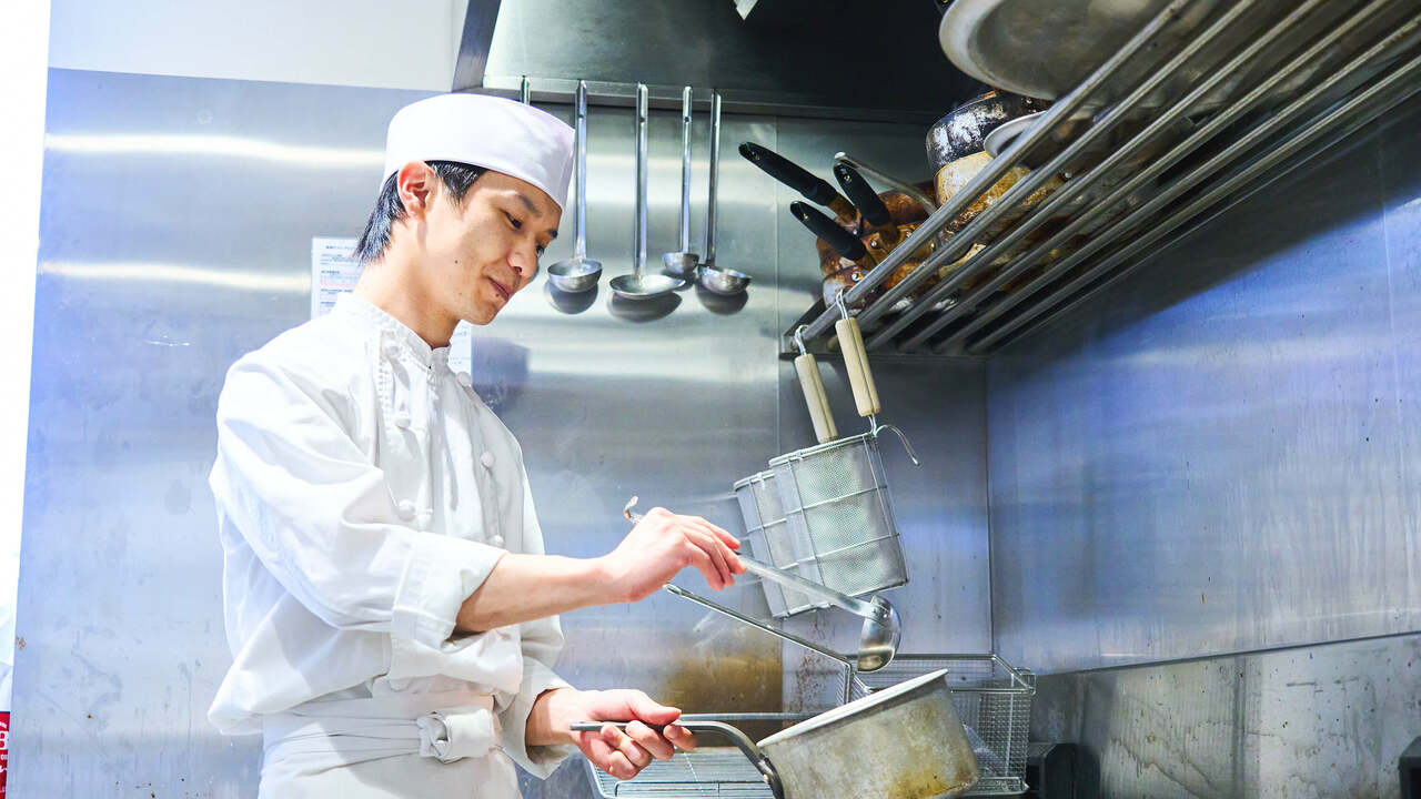 祭酒場で働く人の写真1枚目