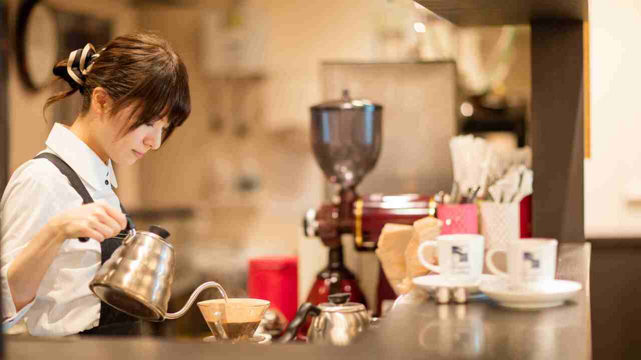 八王子珈琲店で働く人の写真1枚目