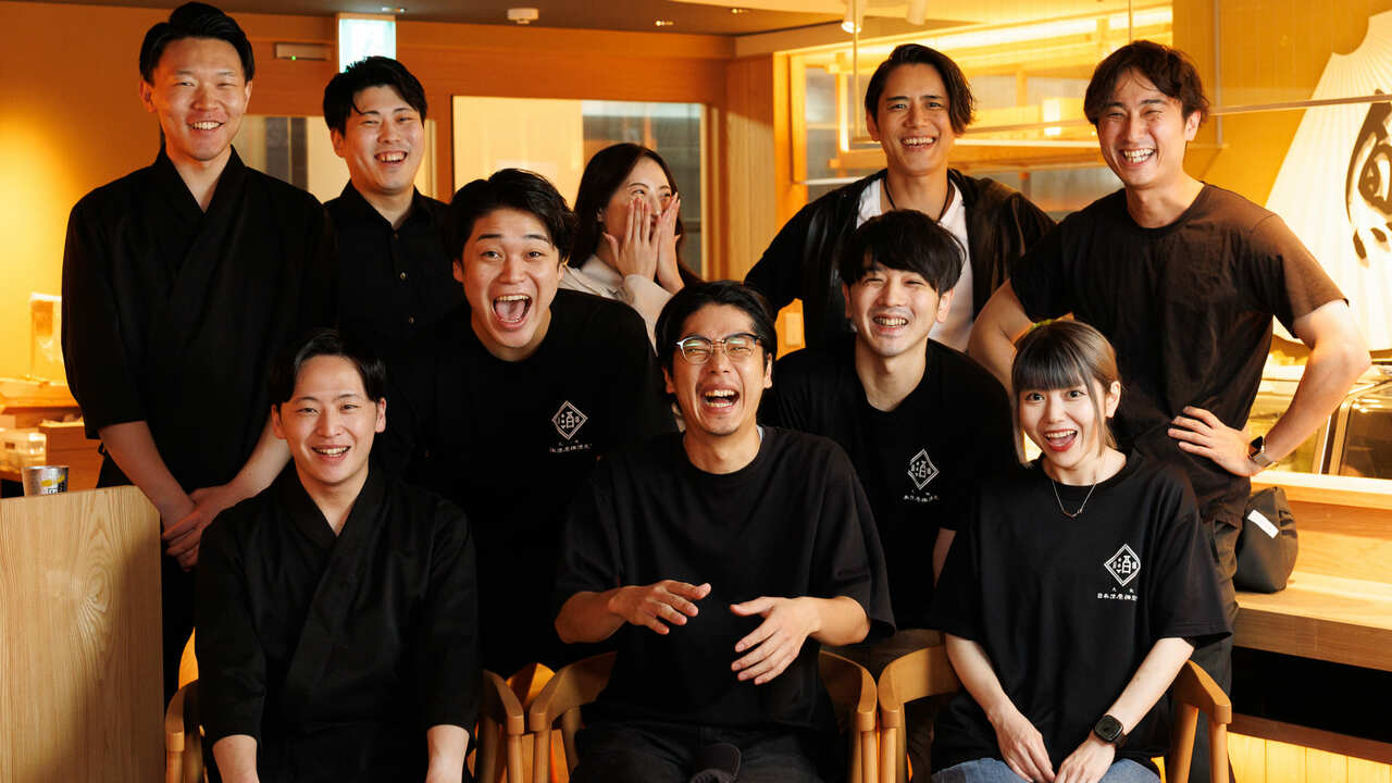 日本酒原価酒蔵で働く人の写真1枚目