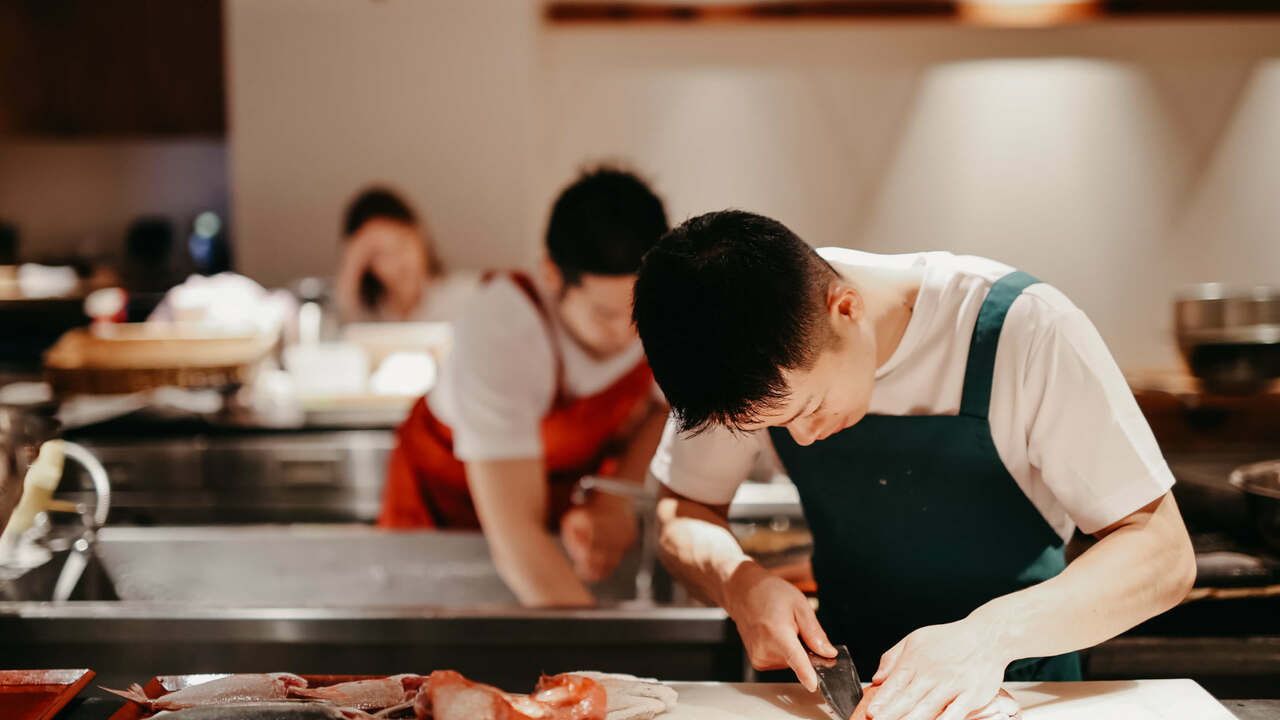 食幹で働く人の写真2枚目