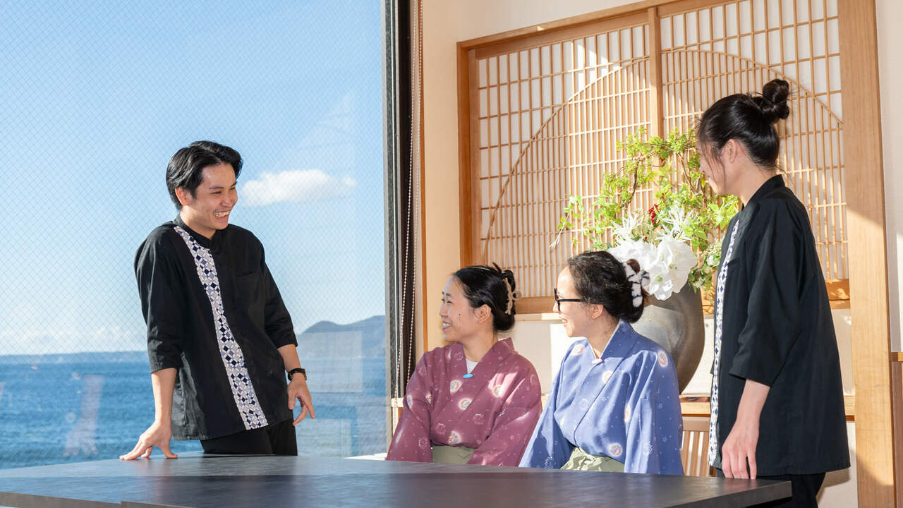 湯苑で働く人の写真1枚目