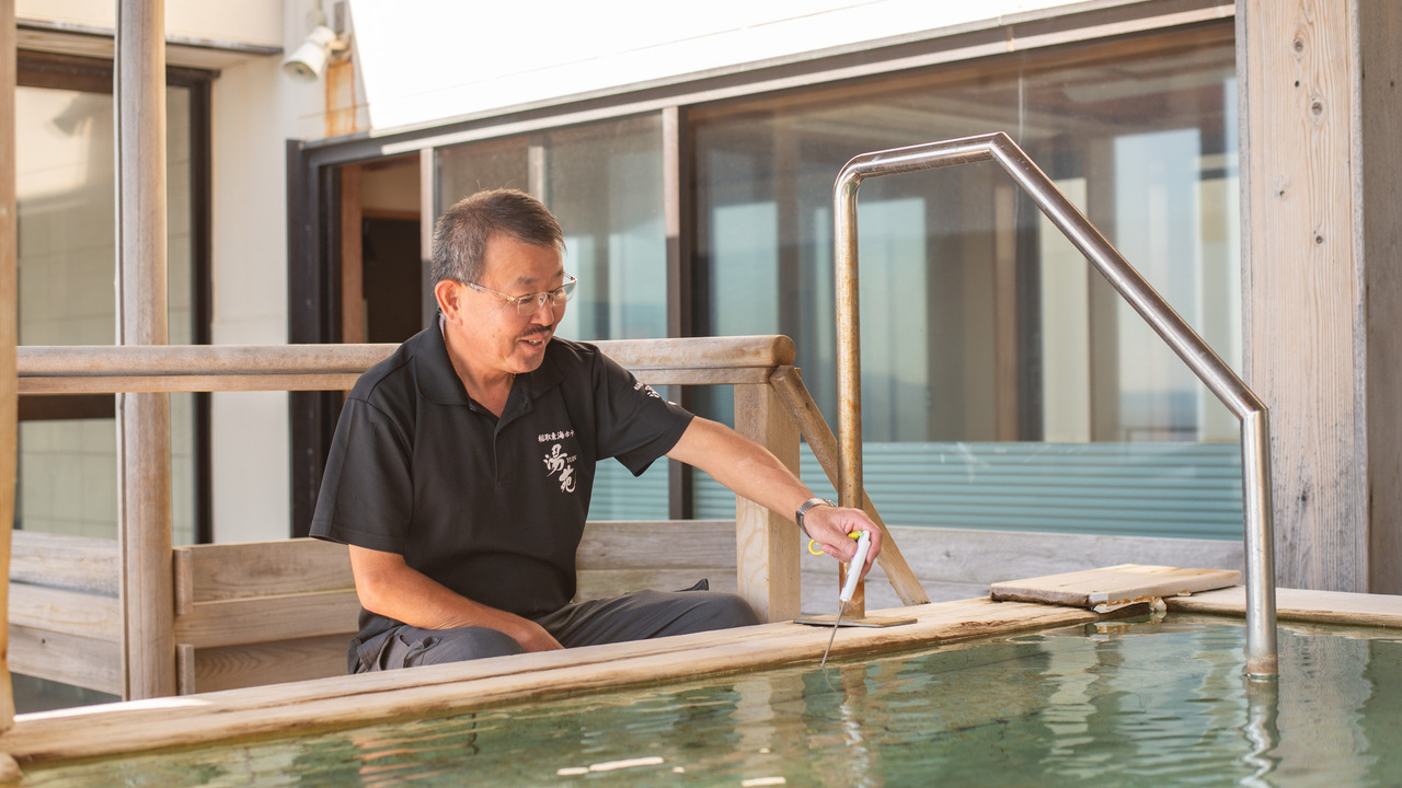 湯苑で働く人の写真2枚目