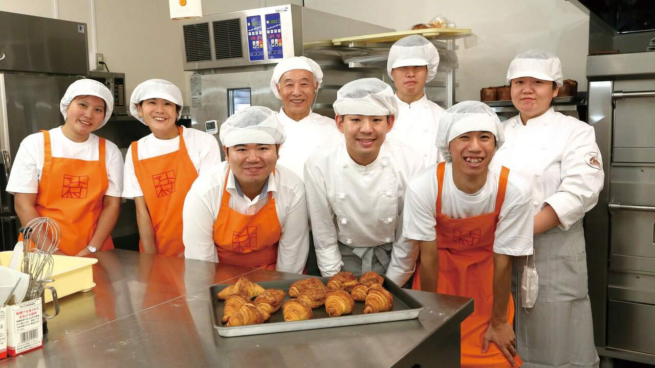 パン工房で働く人の写真1枚目