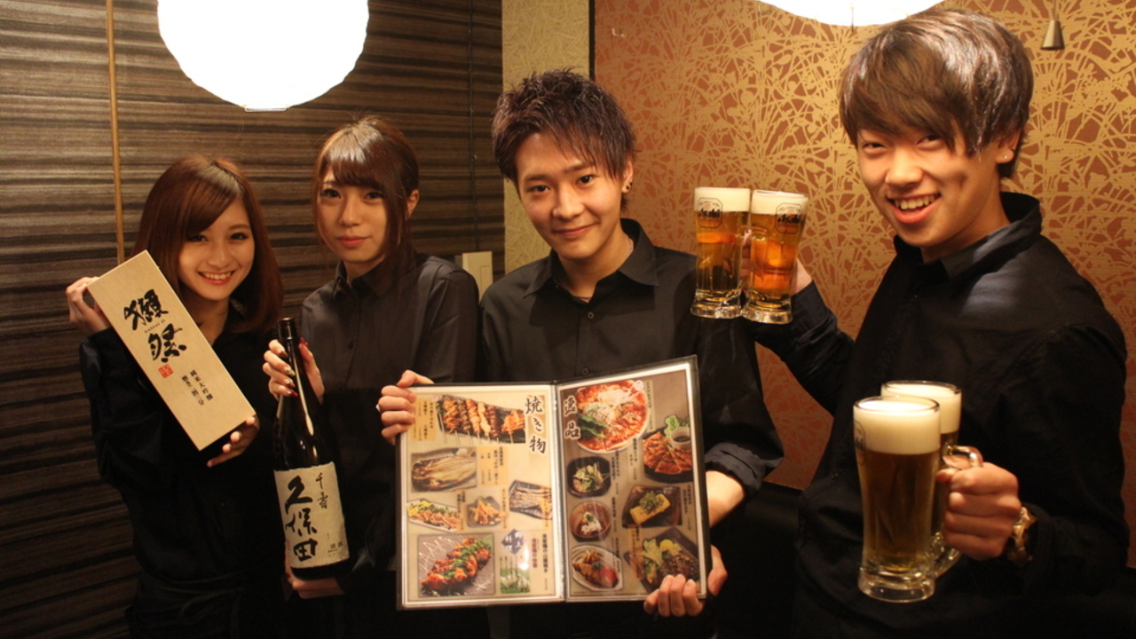 炉端ともつ煮　炎で働く人の写真1枚目