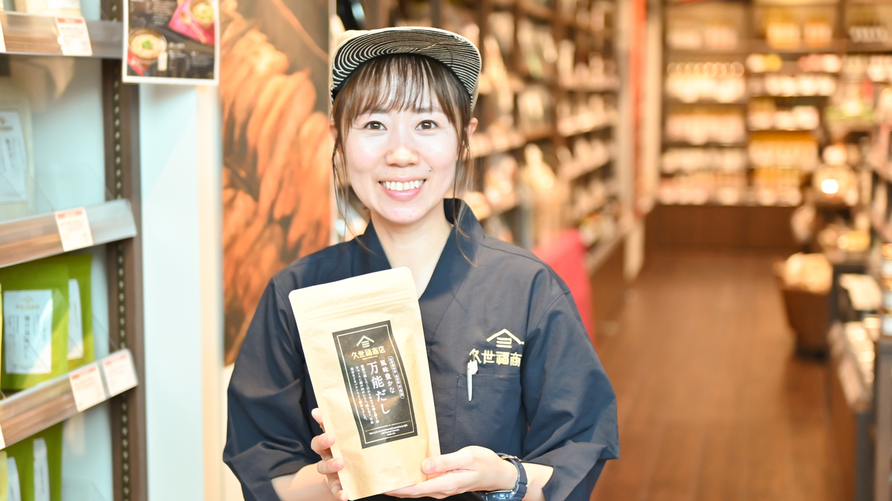 久世福商店で働く人の写真1枚目