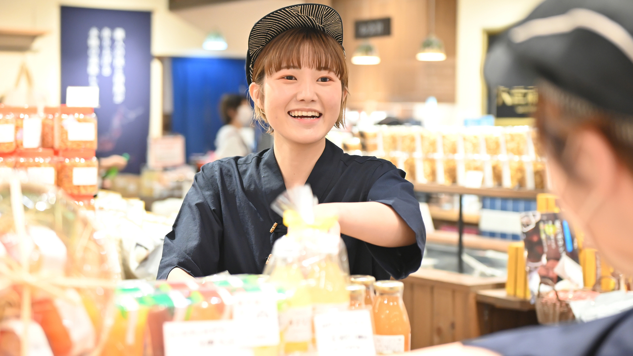 久世福商店で働く人の写真2枚目
