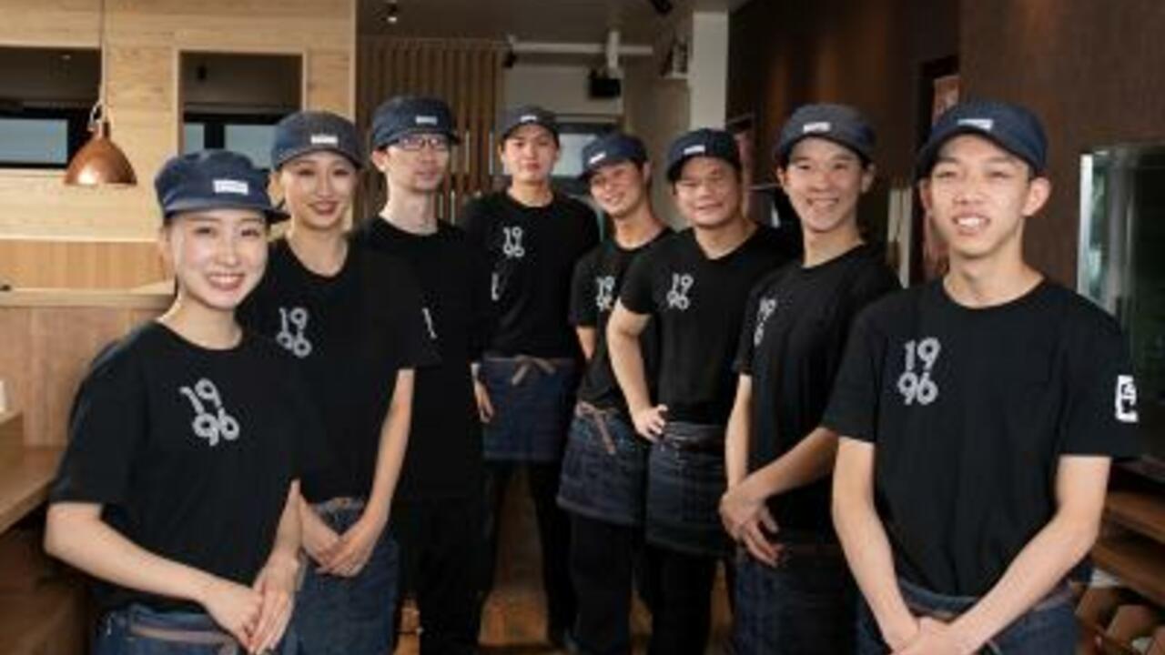 牛角で働く人の写真1枚目