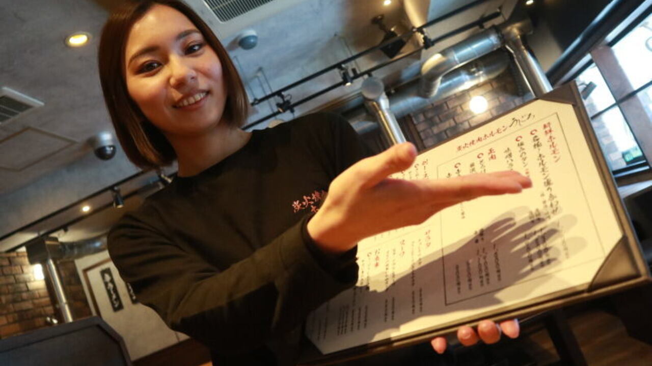 炭火焼肉ホルモンうしごろで働く人の写真1枚目