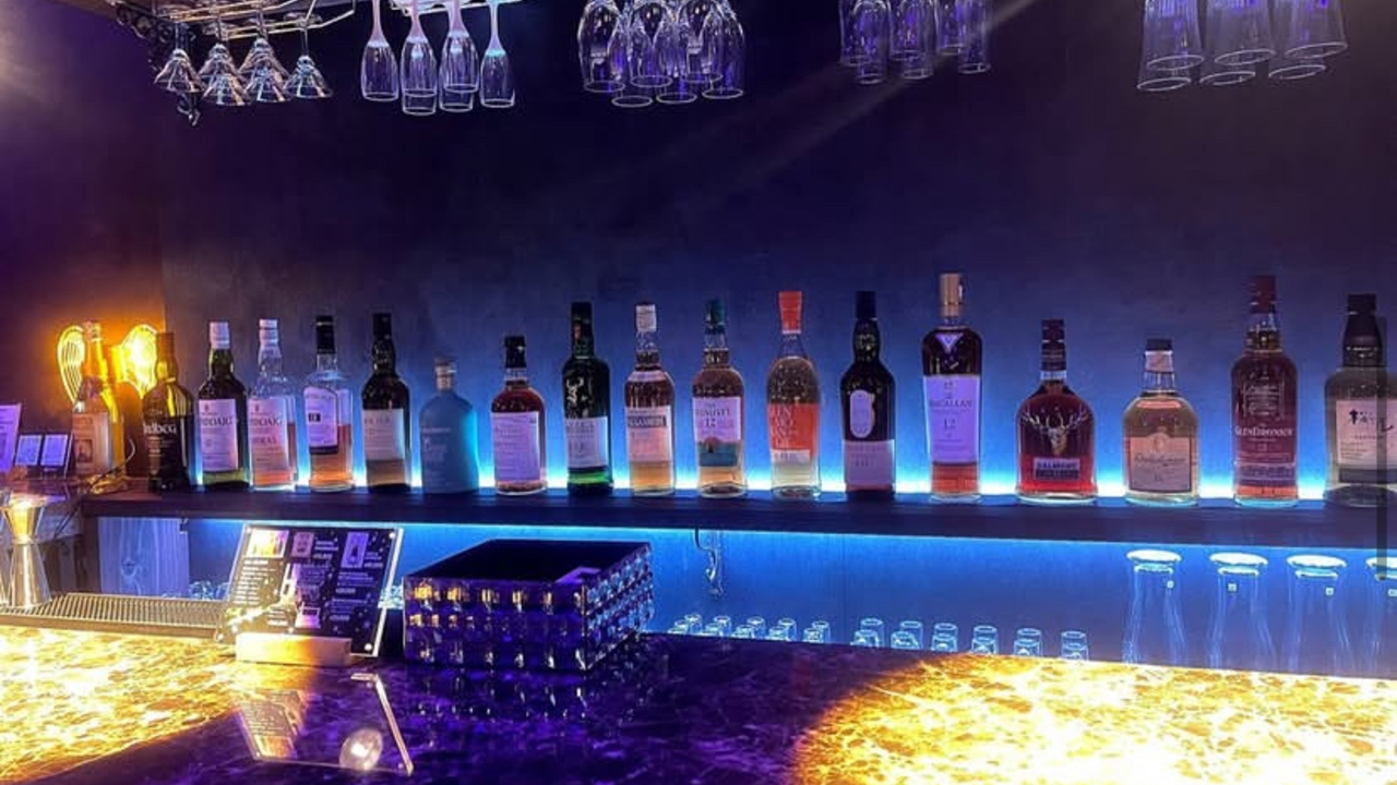 秘密基地で働く人の写真1枚目