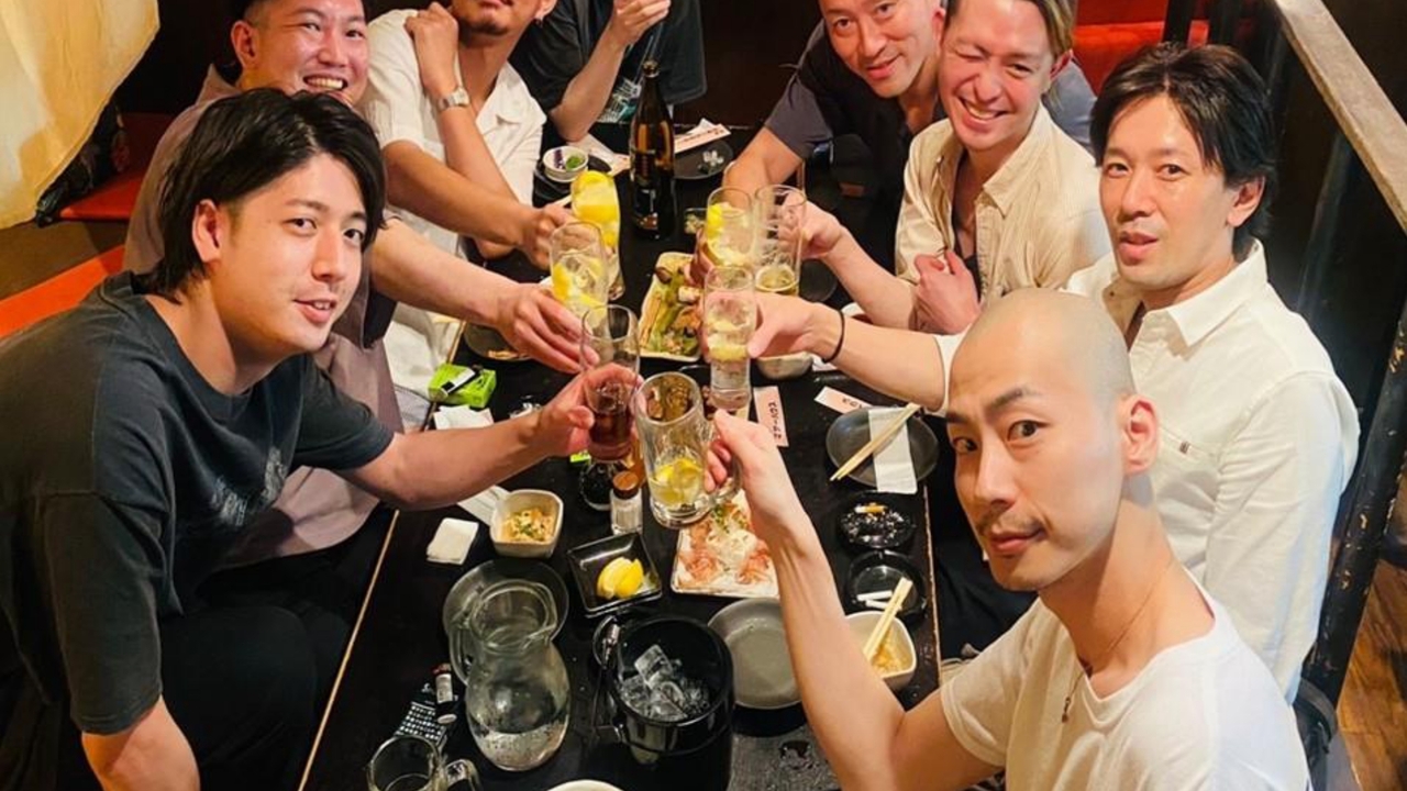 香港バル213で働く人の写真1枚目