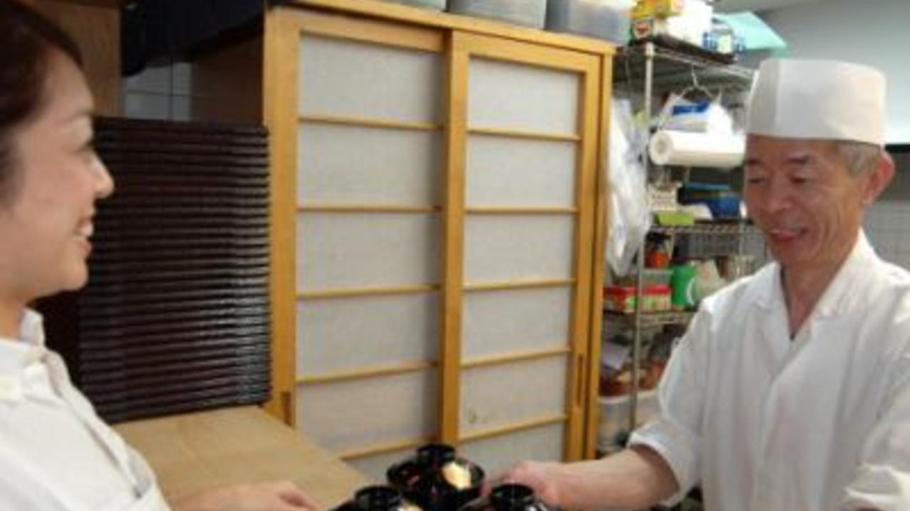 銀扇で働く人の写真1枚目