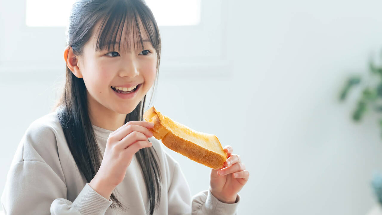 盛月堂パンで働く人の写真2枚目