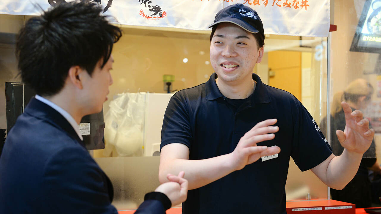 伝説の肉そば屋で働く人の写真1枚目