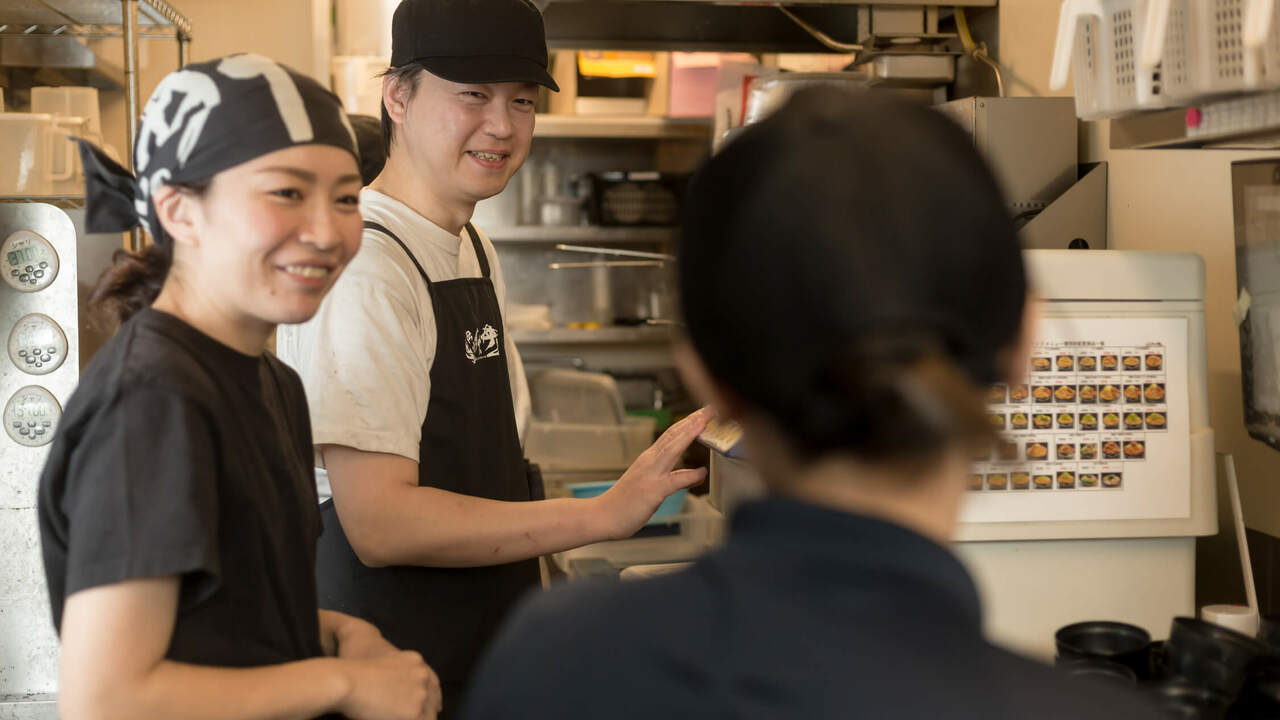 伝説の肉そば屋で働く人の写真4枚目