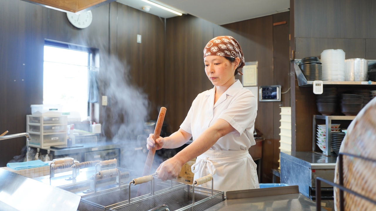 うどん食堂太鼓亭で働く人の写真2枚目