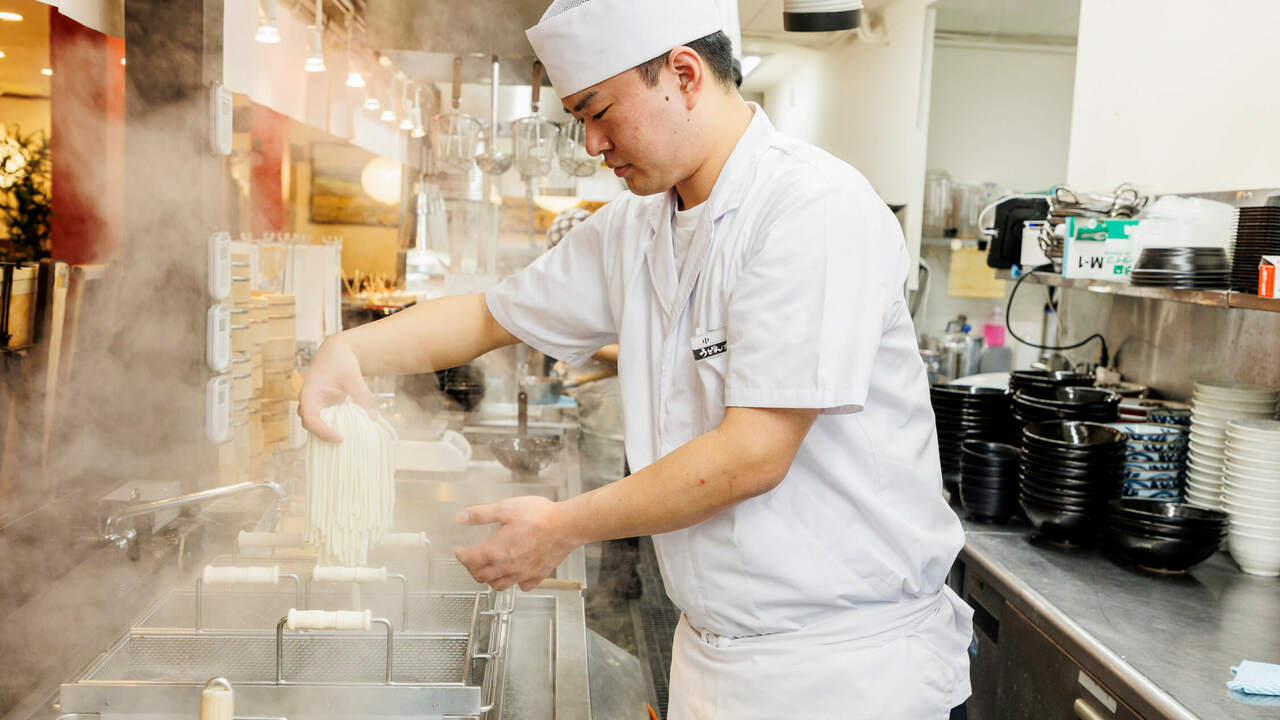 うどん食堂太鼓亭で働く人の写真3枚目
