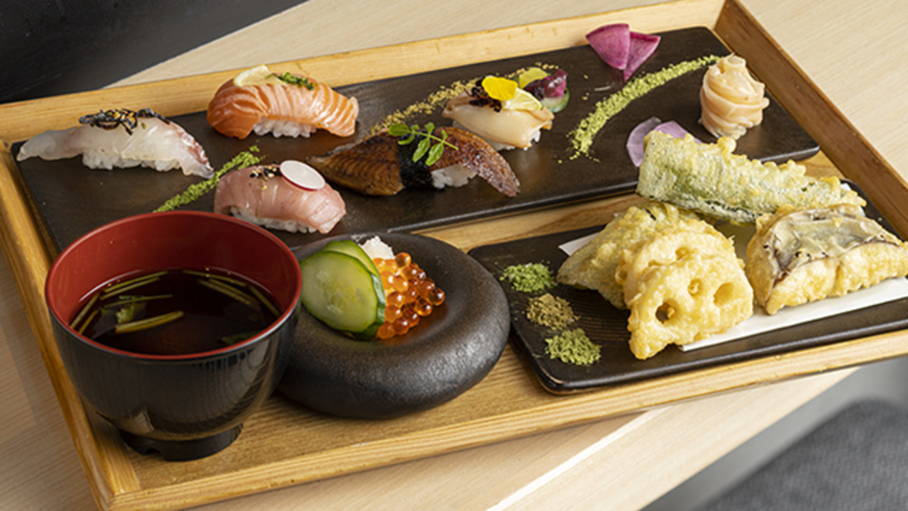 京都舞鶴港 活鮨で働く人の写真1枚目