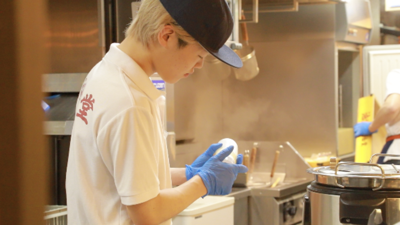 元祖油堂で働く人の写真3枚目