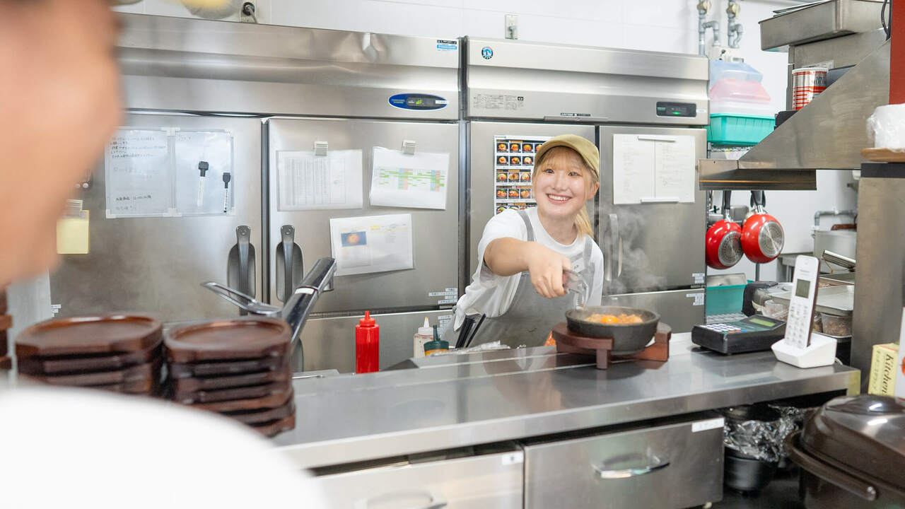 ビビン亭で働く人の写真2枚目