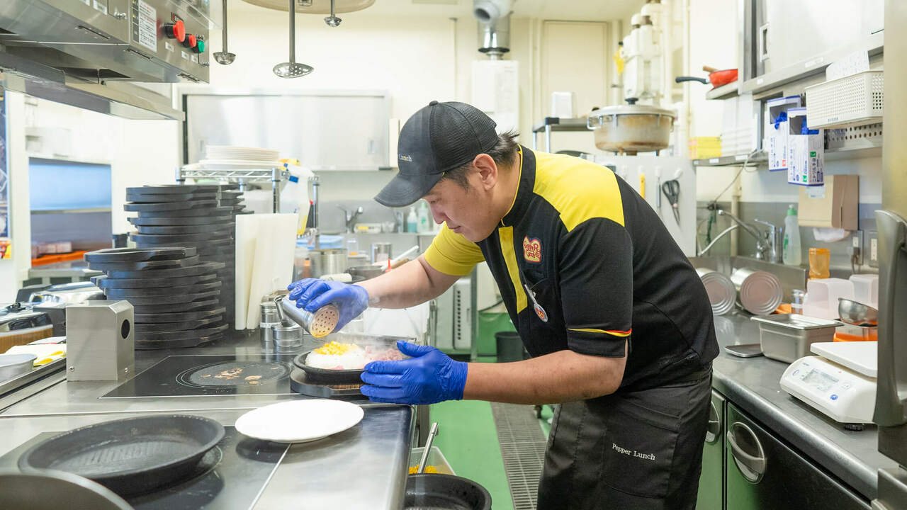 ペッパーランチで働く人の写真1枚目