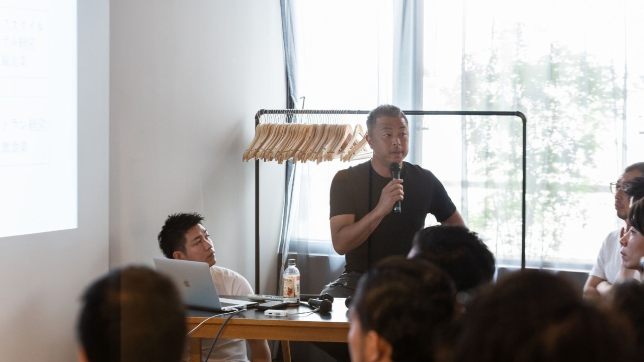 四五六で働く人の写真1枚目