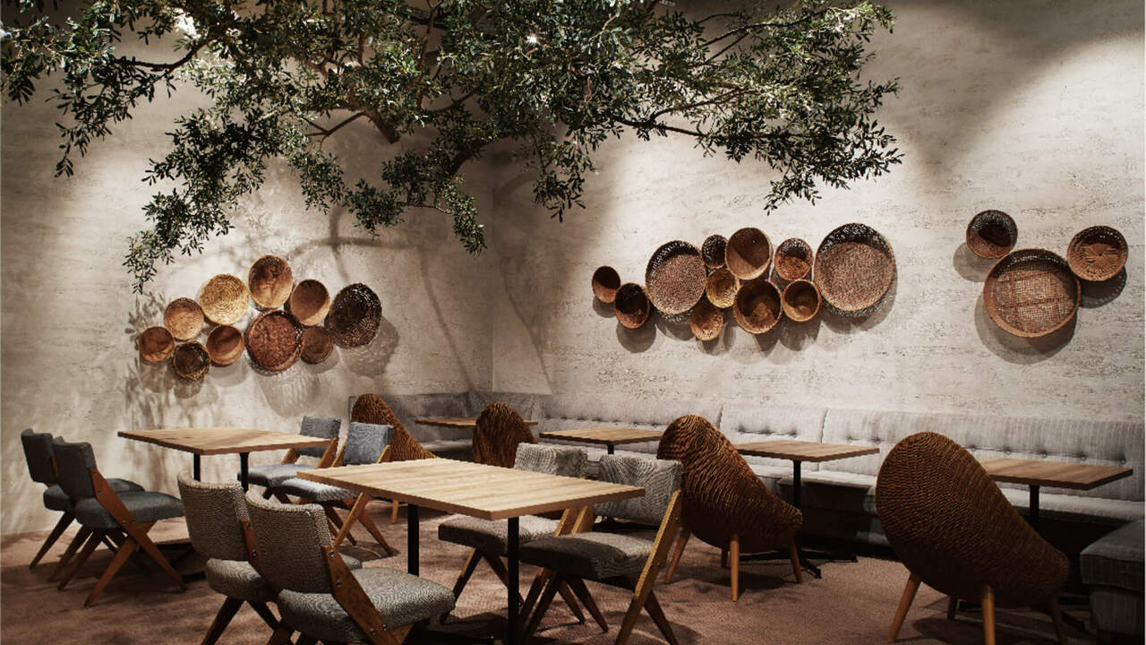 恵那峡SAフードコートで働く人の写真1枚目