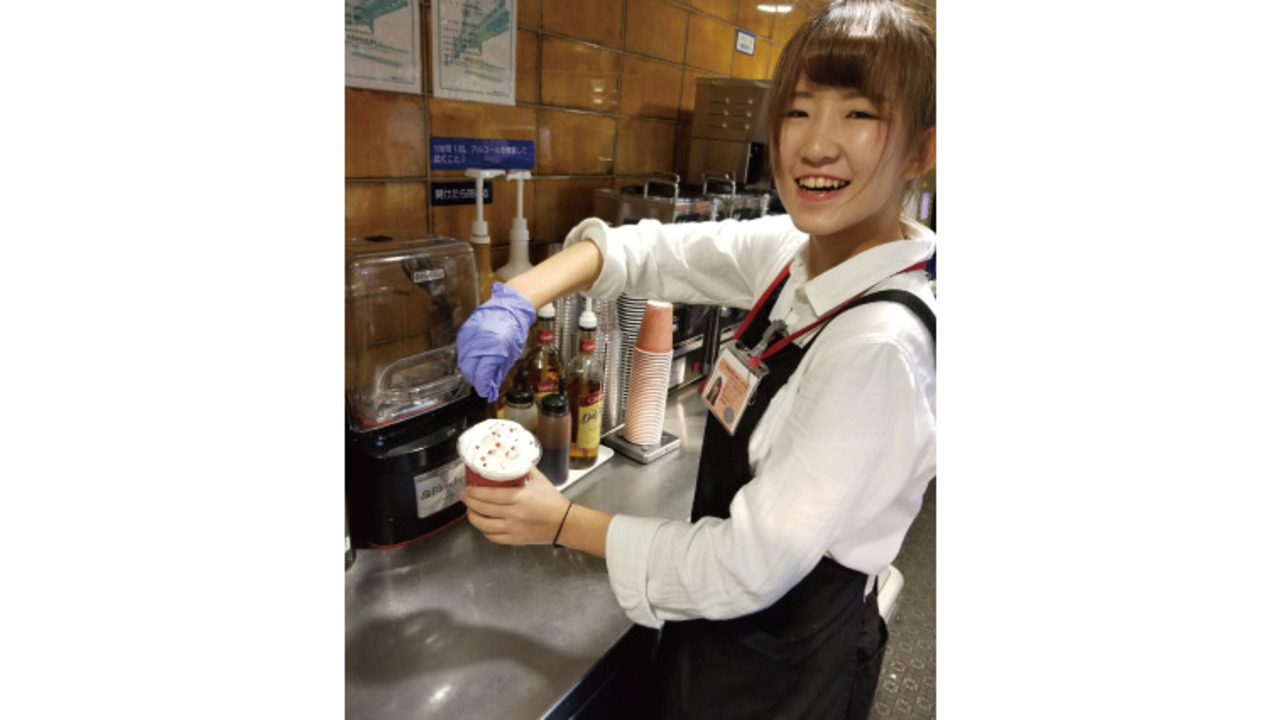 caffeLAT.25°で働く人の写真2枚目