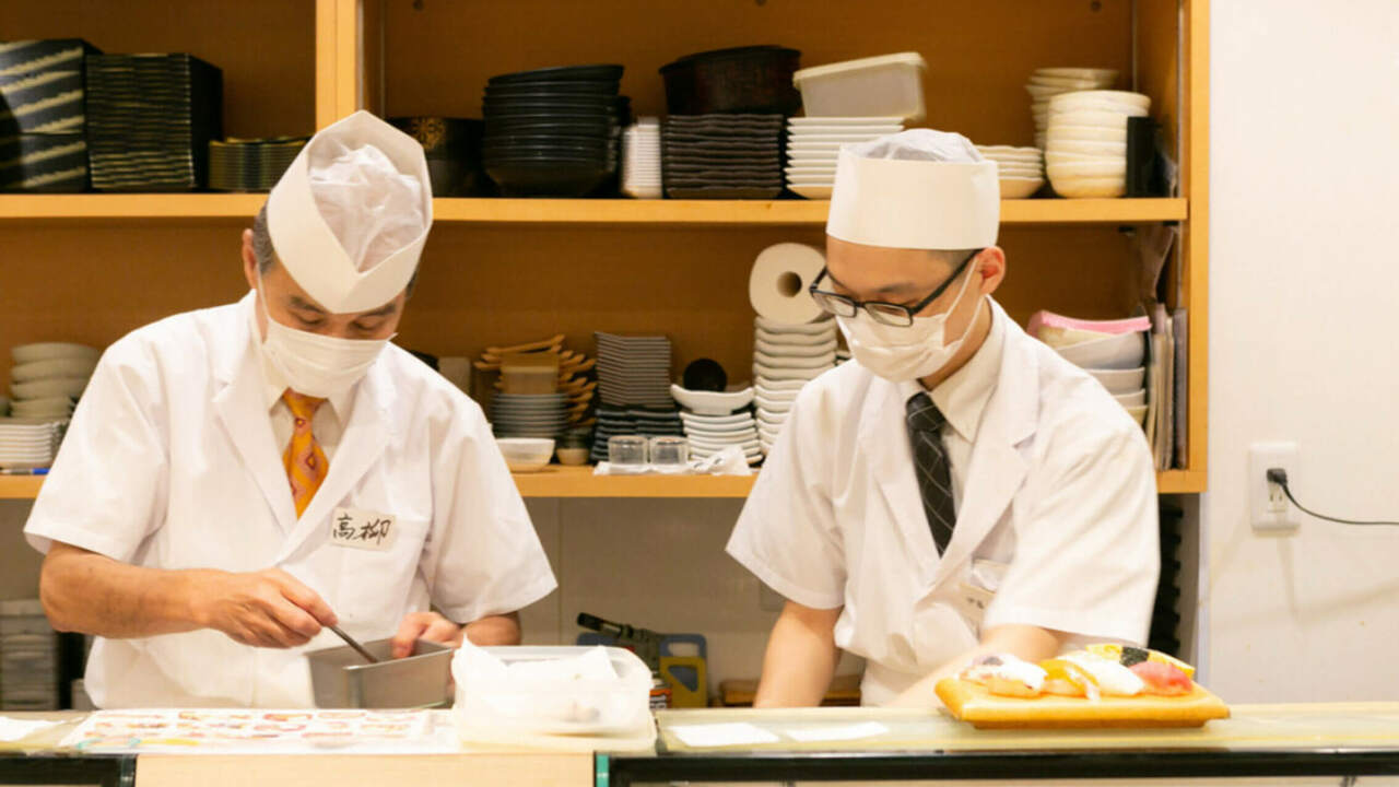 寿司　う月で働く人の写真1枚目