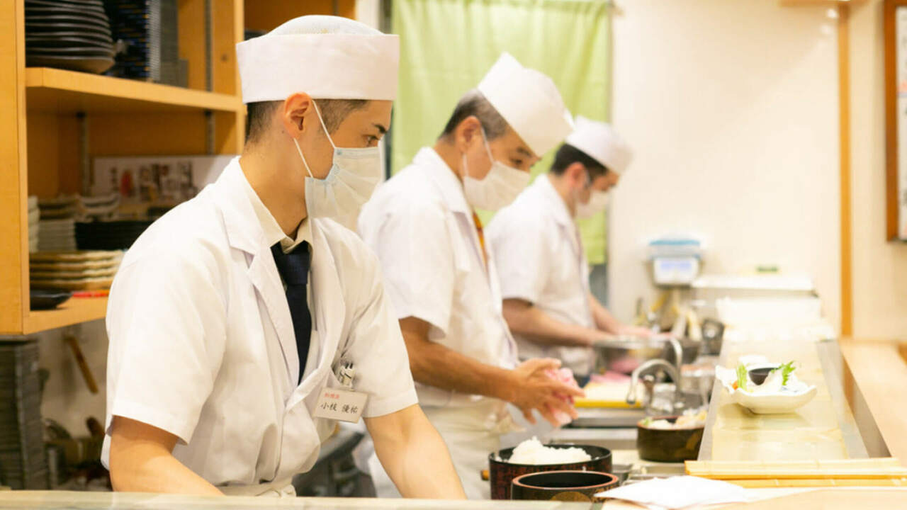 寿司　う月で働く人の写真3枚目
