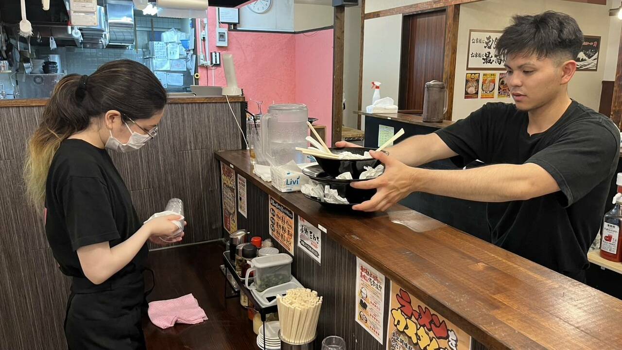横浜家系ラーメン 刀で働く人の写真2枚目