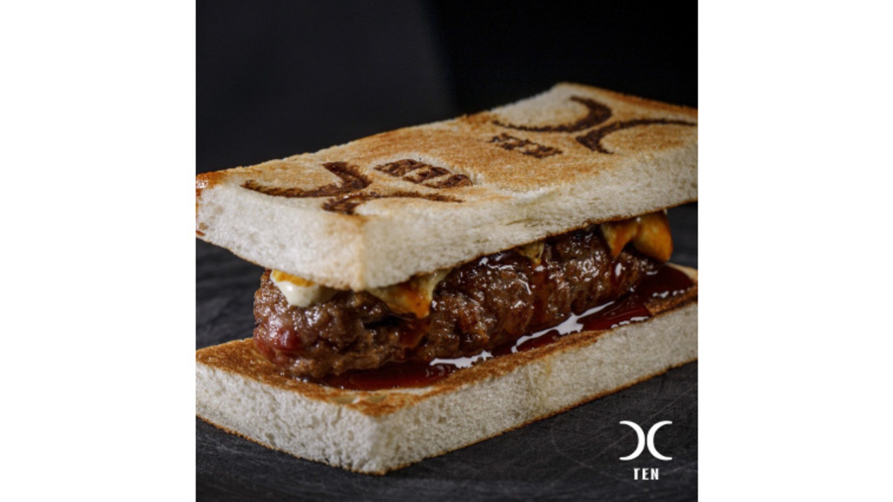 西麻布　焼肉Ｘ～TEN～で働く人の写真1枚目