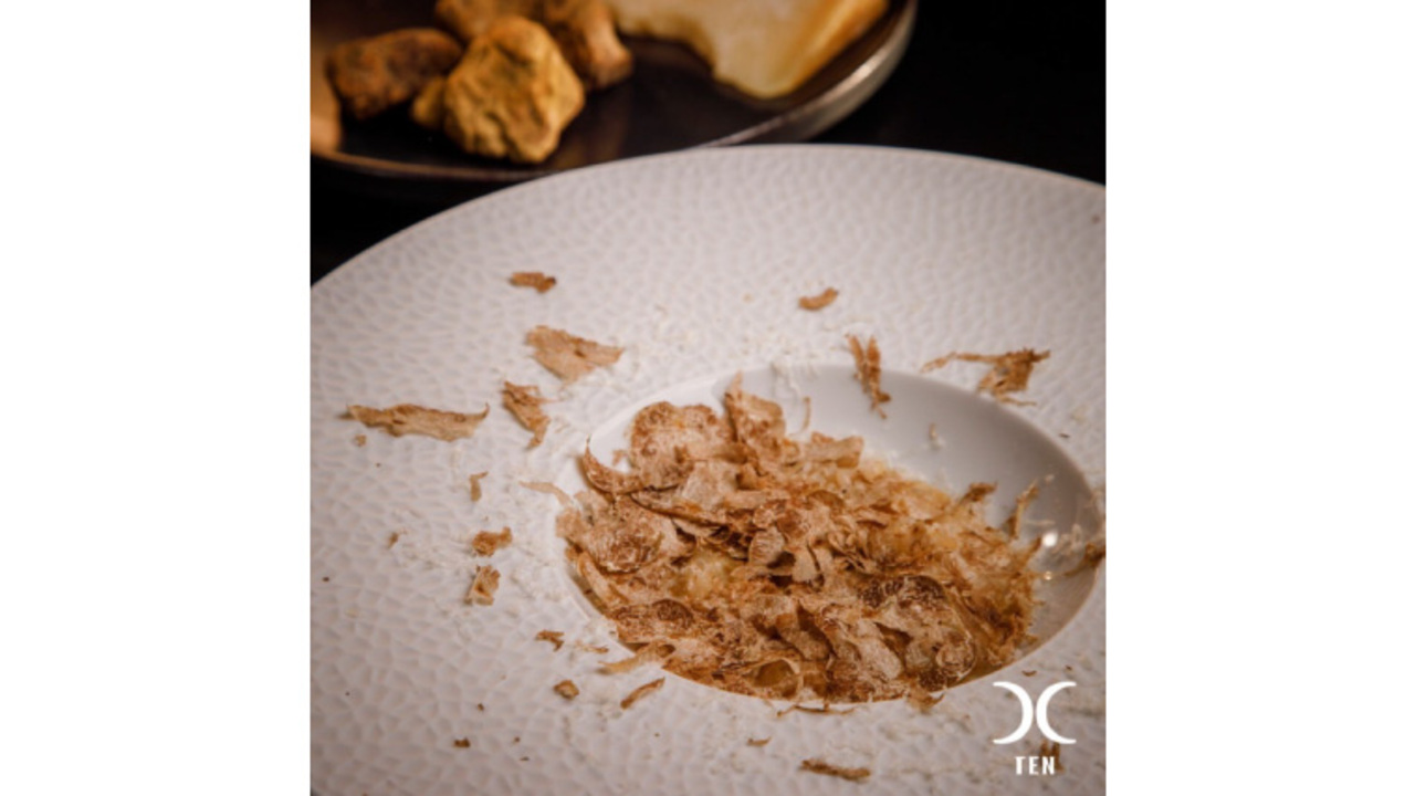 西麻布　焼肉Ｘ～TEN～で働く人の写真3枚目