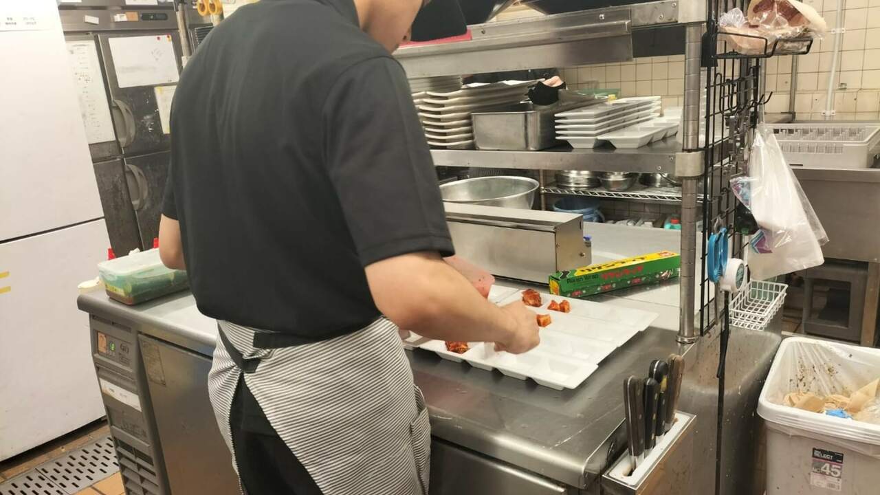 焼肉問屋 くに家で働く人の写真1枚目