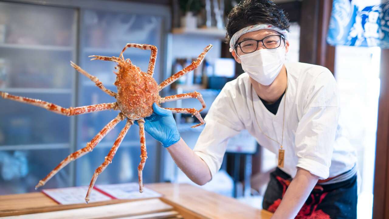 （熱海駅前）オープンポジションで働く人の写真1枚目