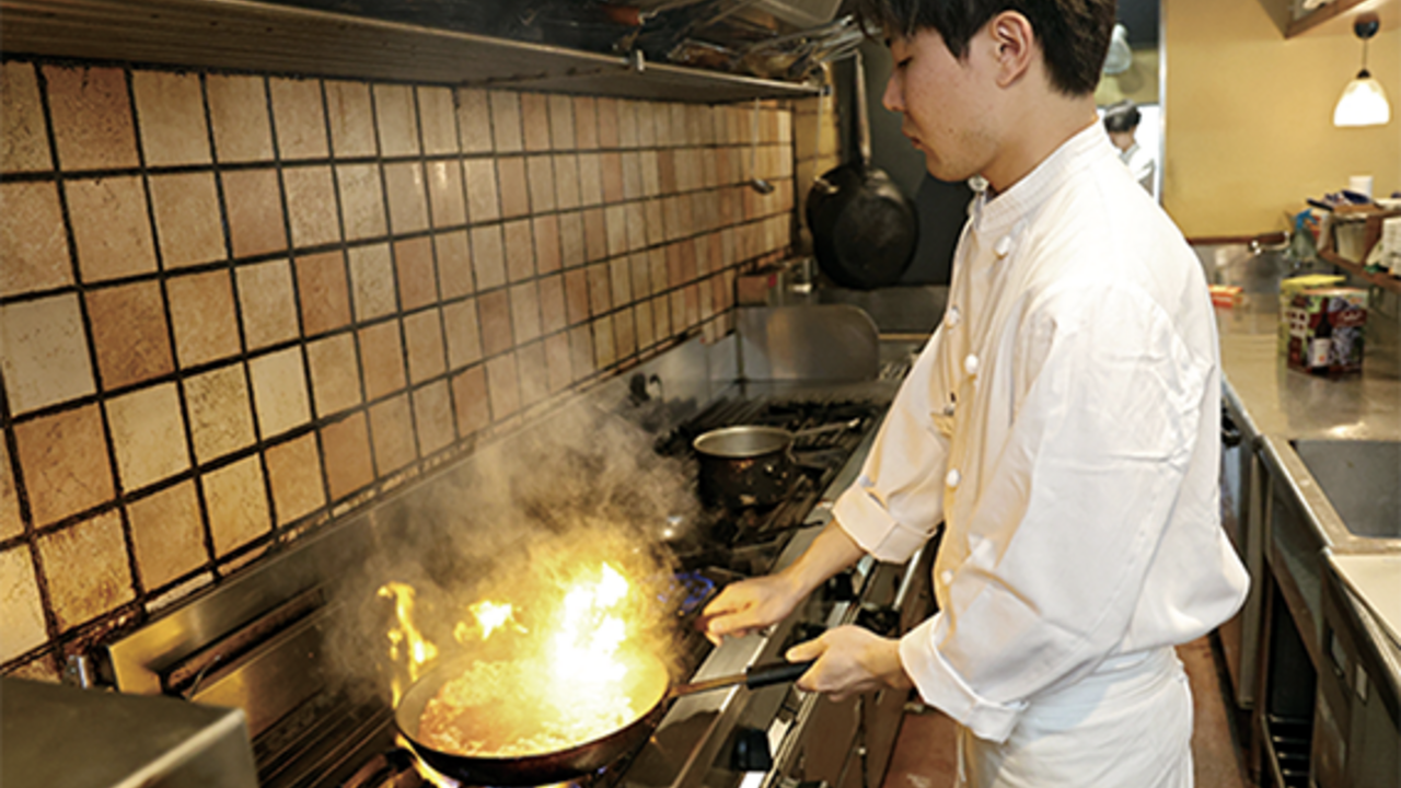 武蔵野食堂で働く人の写真1枚目