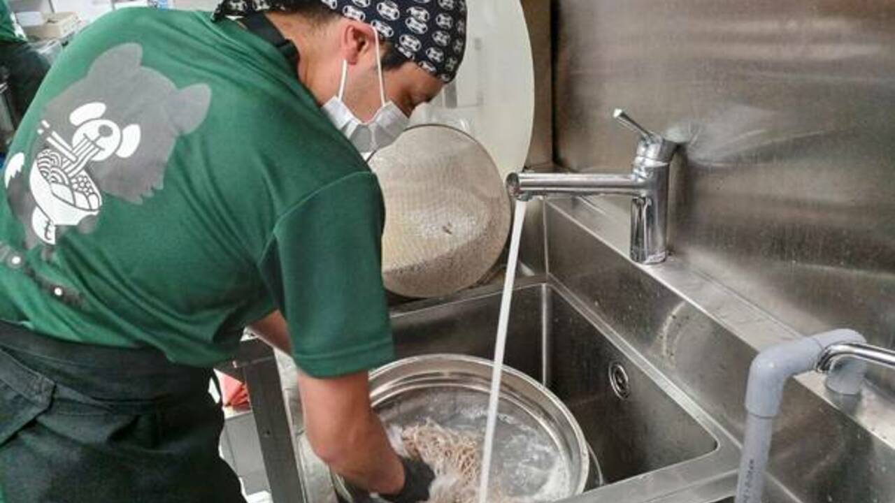 最上製麺で働く人の写真1枚目