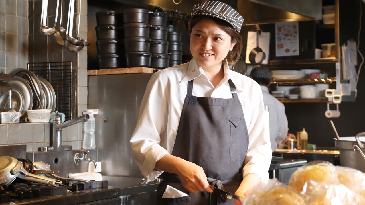 GRILL DINING＆WINE 金山テラスで働く人の写真3枚目